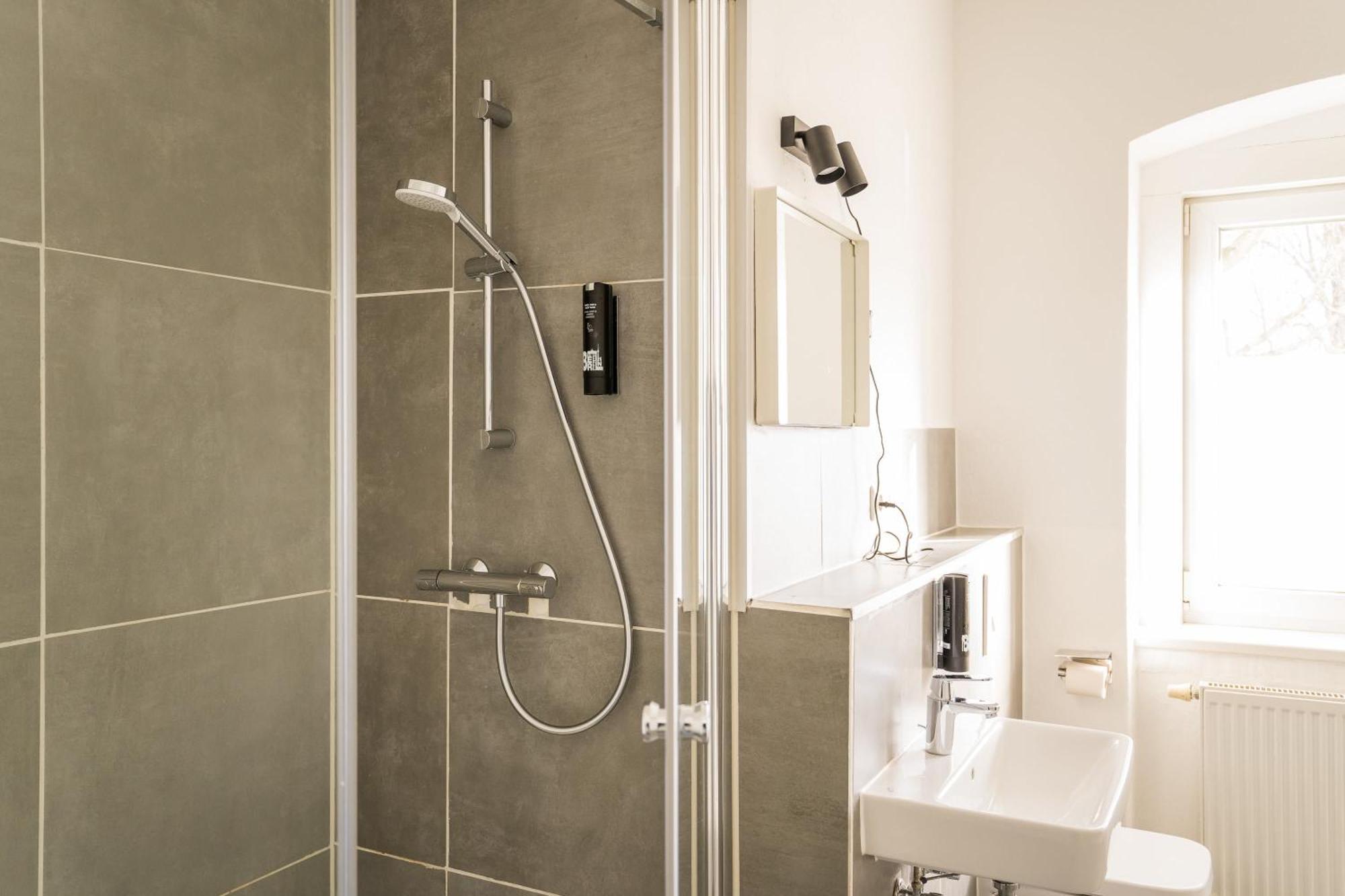 Three Bedroom Big Kitchen Selfcheckin Street Parking Appartement *