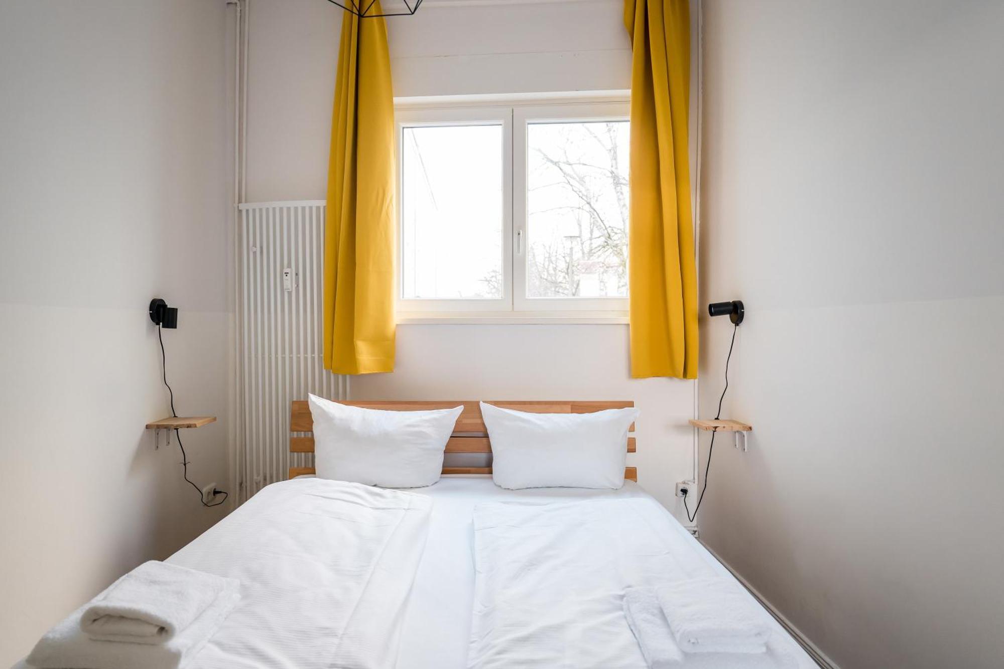 Three Bedroom Big Kitchen Selfcheckin Street Parking Appartement *