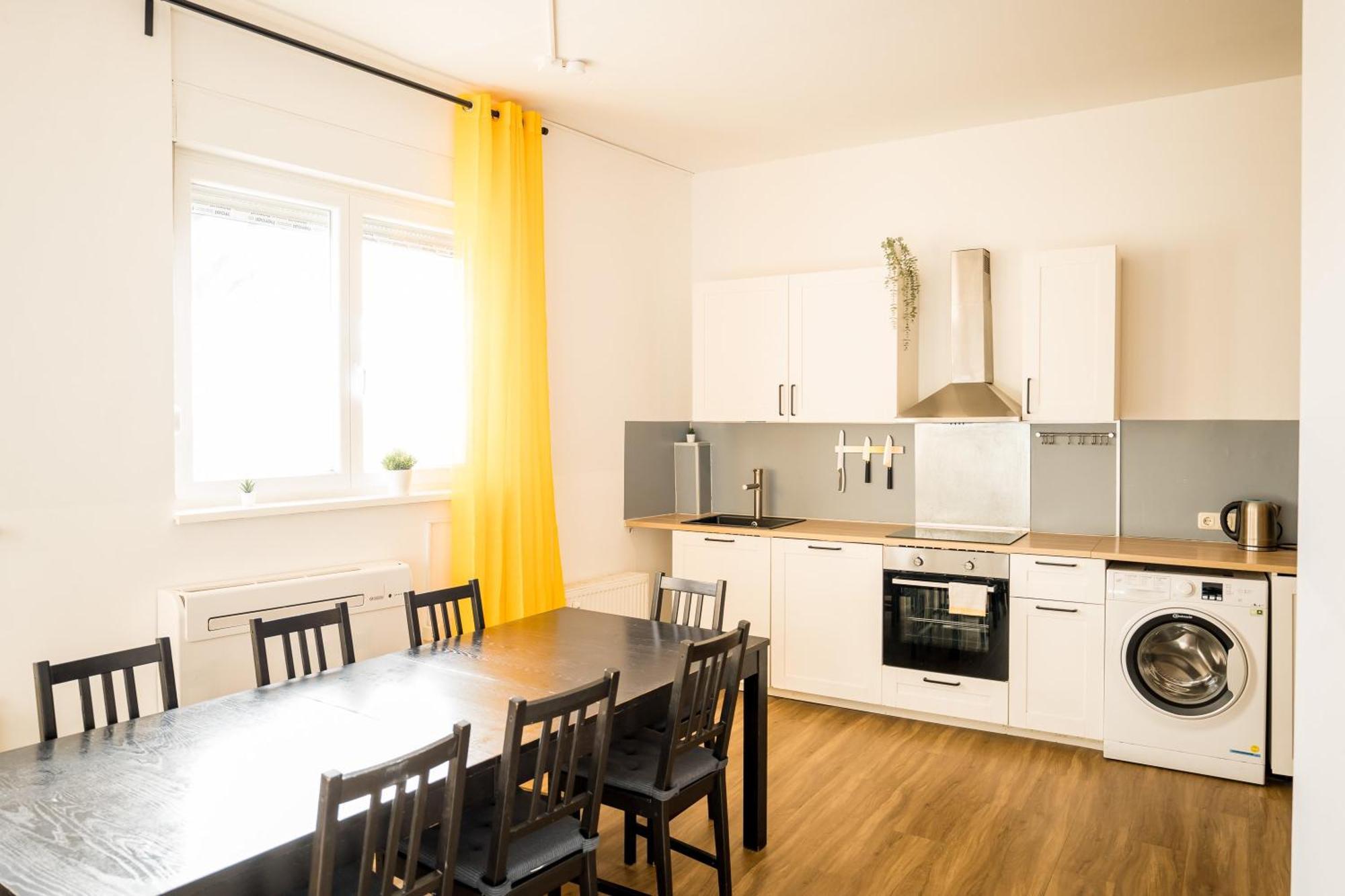 Three Bedroom Big Kitchen Selfcheckin Street Parking Berlijn