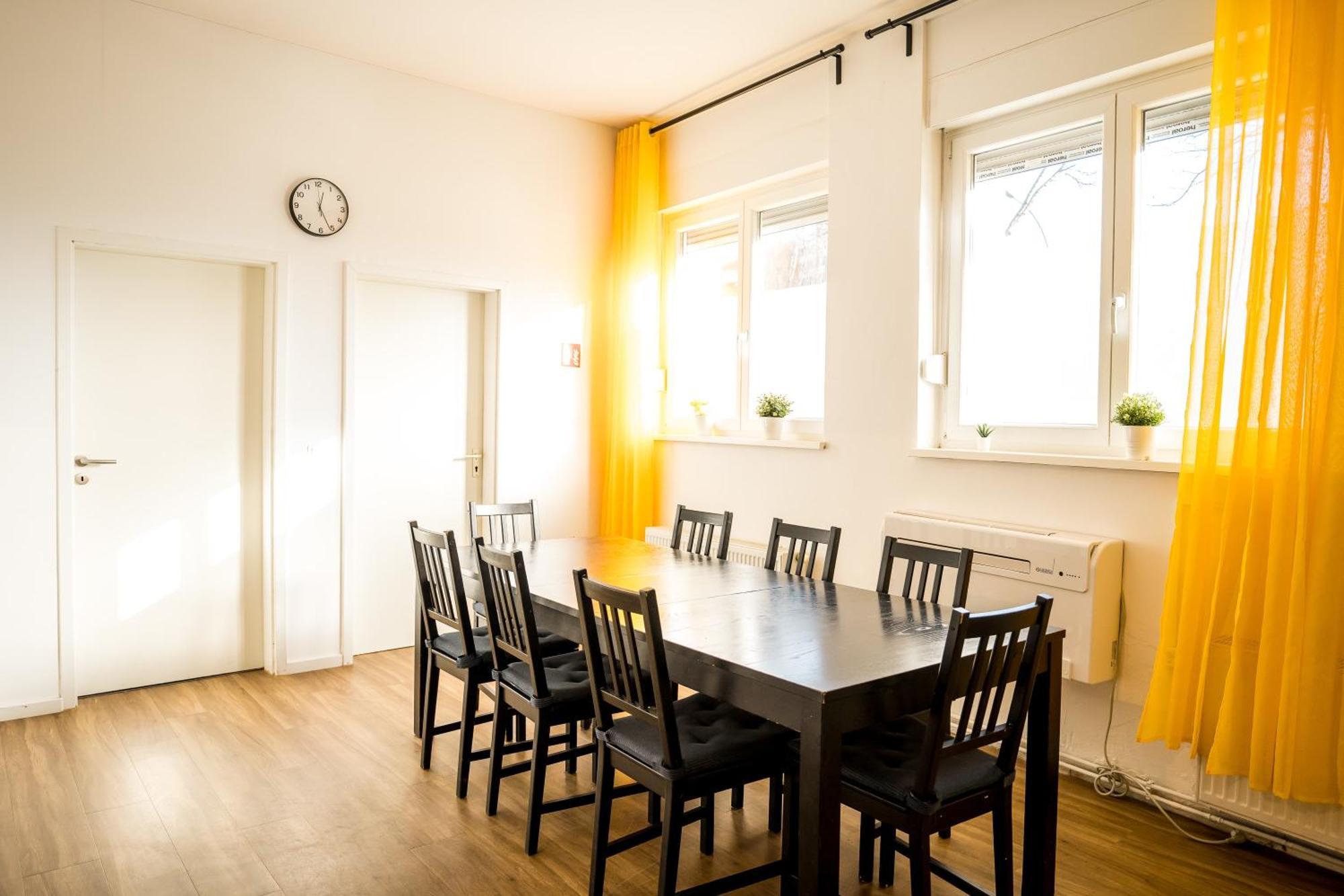 Three Bedroom Big Kitchen Selfcheckin Street Parking Berlijn
